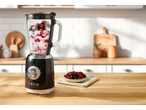 Crni SILVERCREST® 600W blender s voćem i jogurtom na drvenom kuhinjskom pultu.