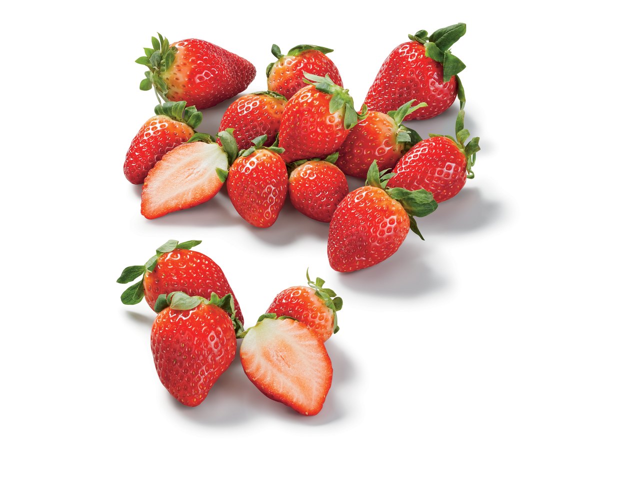 Купчина пресни ягоди, някои цели, други разполовени, на бял фон.