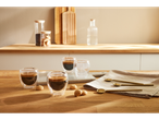 Copos isolados SILVERCREST® com café expresso e biscoitos numa mesa de madeira.
