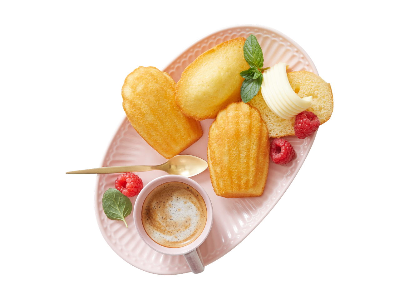 Madeleines, koffie, frambozen en boter op een roze bord.