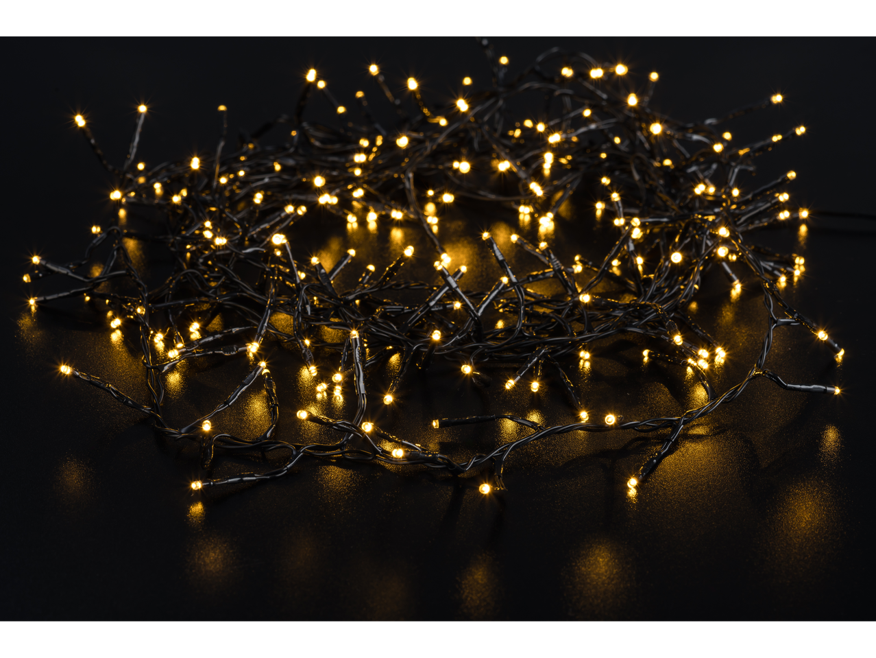 LIVARNO home LED žaruljice: soojad LED-jõulutuled tumedal taustal