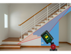 Telémetro laser ou laser de linhas cruzadas a projetar linhas numa escadaria