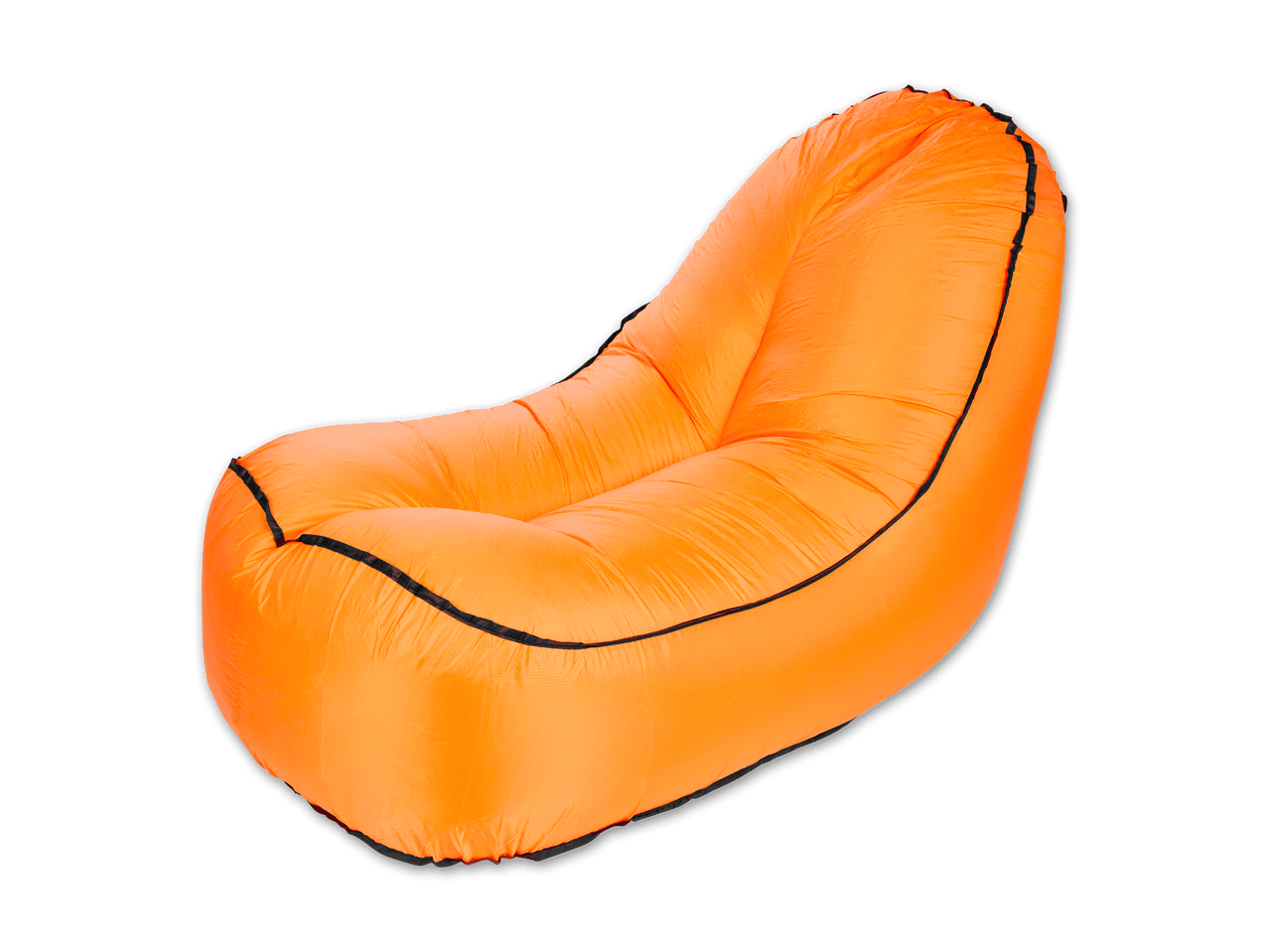 Ein orangefarbener, aufblasbarer Loungesessel auf schwarzem Hintergrund.
