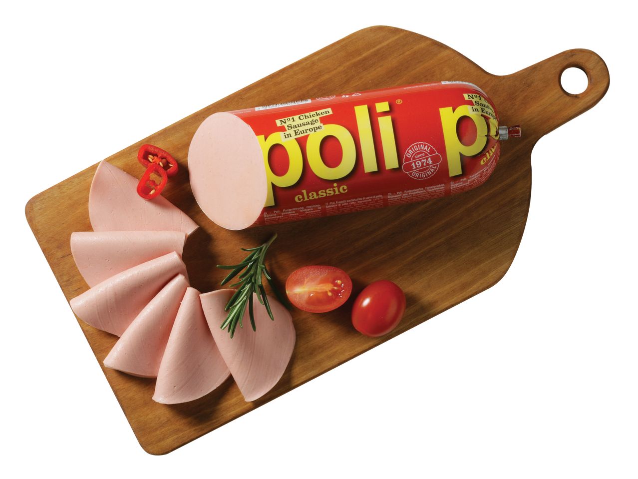 Klobasa Poli na leseni deski za rezanje, obdana z rezinami, čilijem, rožmarinom in češnjevimi paradižniki.