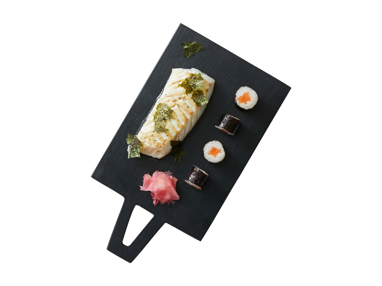 Gegrilde vis, sushi en gemarineerde gember op een zwart bord.