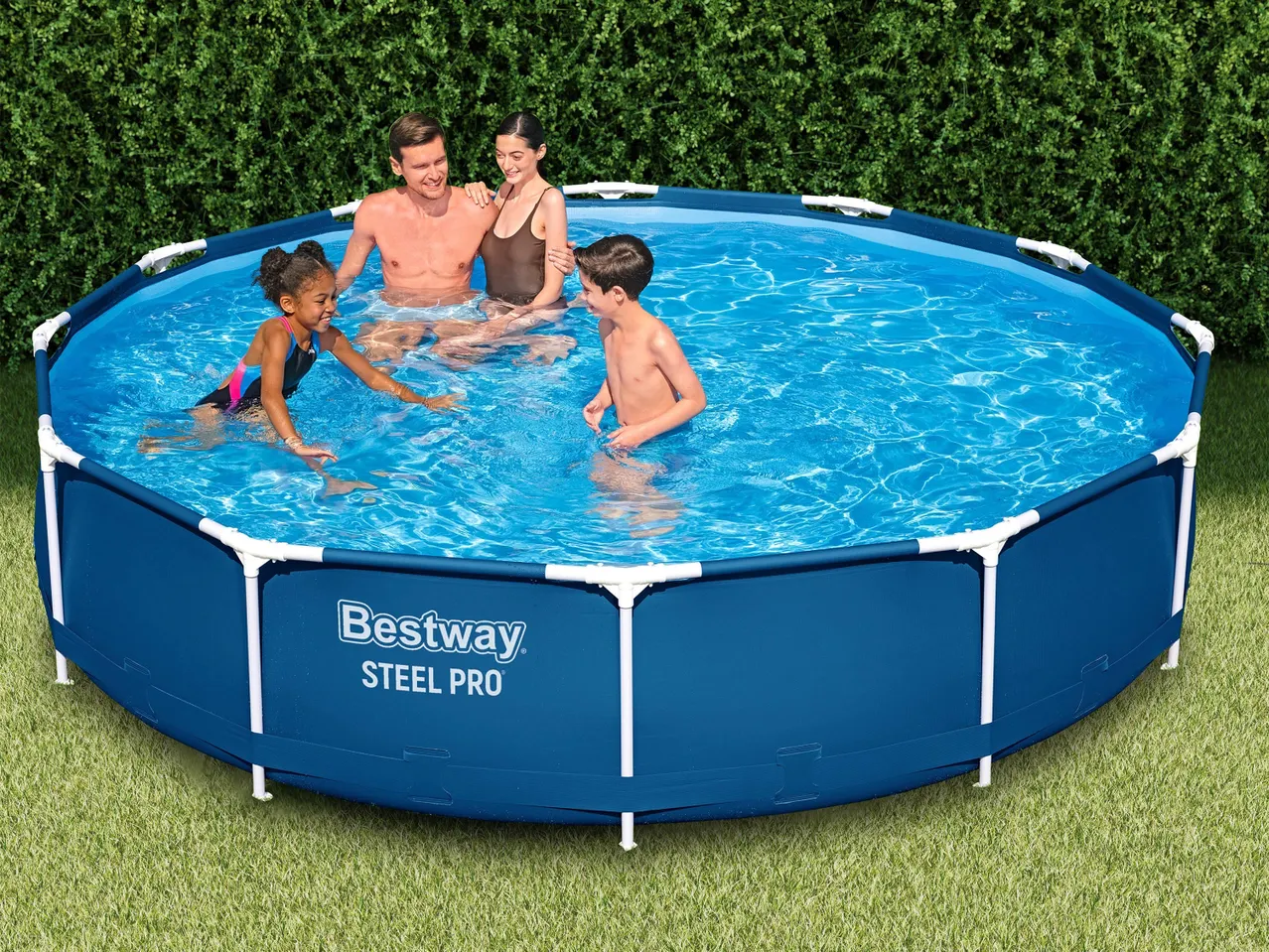 Bestway Steel Pro medencében egy család élvezi a nyarat.