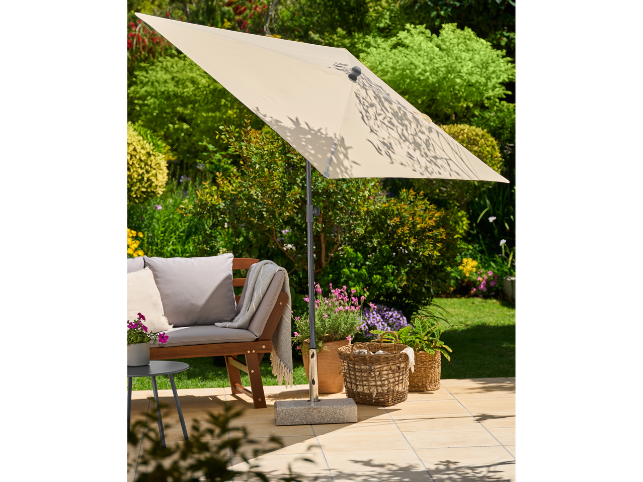 Livarno Sonnenschirm suncobran u bašti sa drvenom klupom i biljkama u saksijama