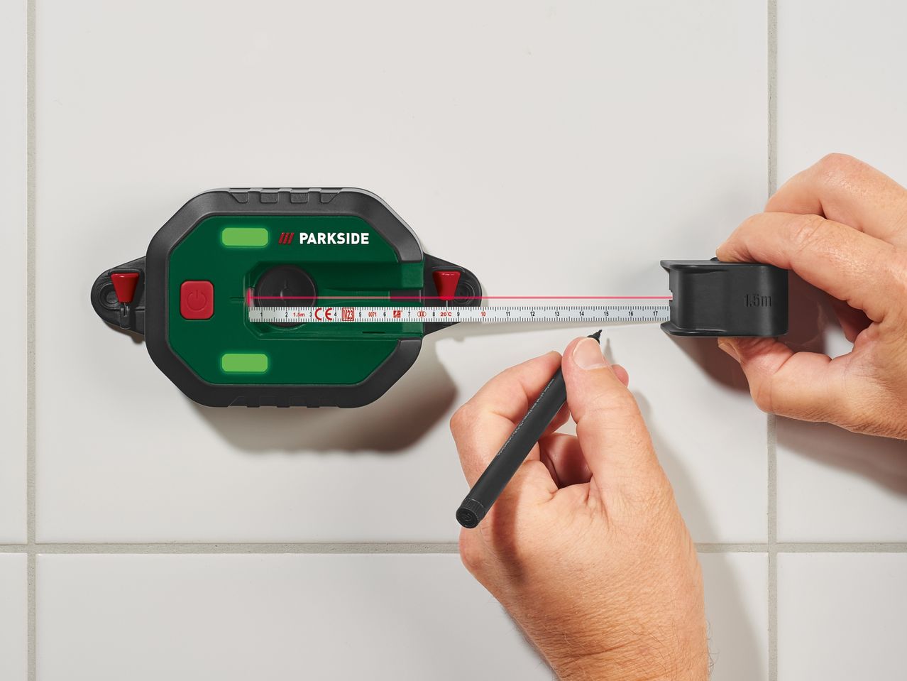 Bosch laserski nivo in merilni trak se uporabljata za označevanje na ploščicah.