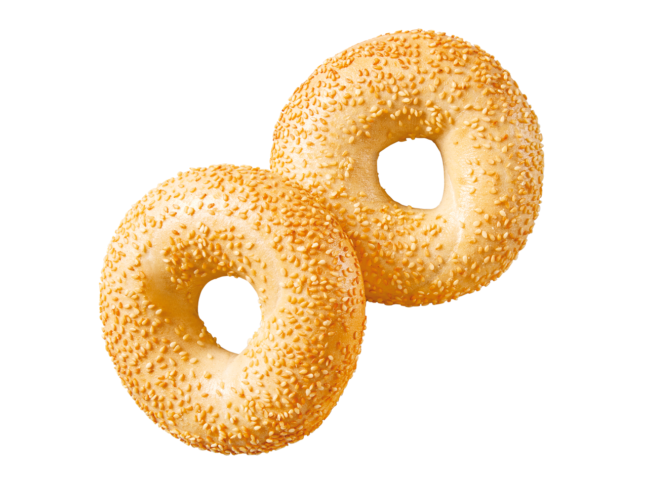 Kaksi seesaminsiemenillä päällystettyä, vaaleaa, pyöreää rinkeliä valkoisella taustalla.