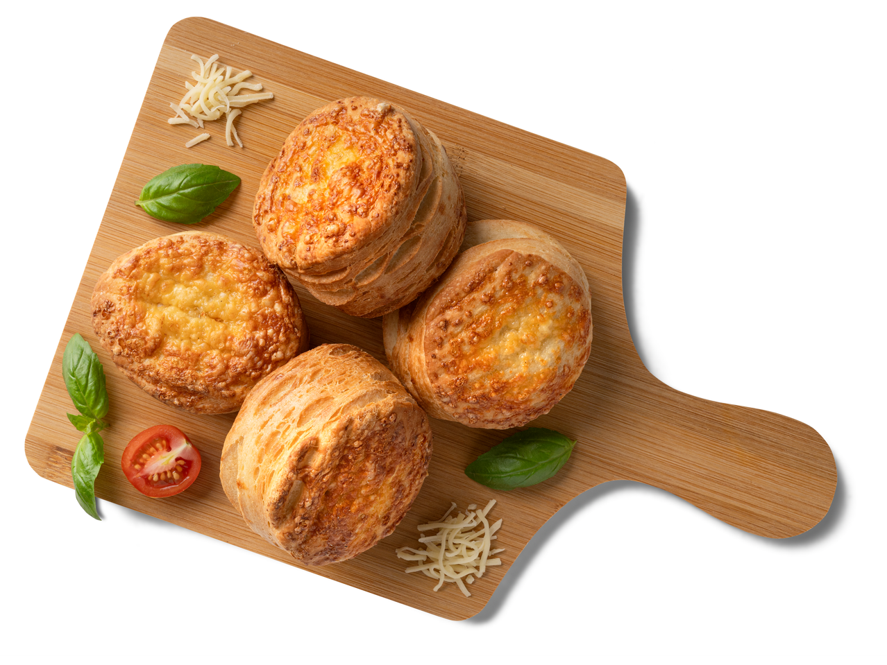 Sajtos scones bambusz vágódeszkán.