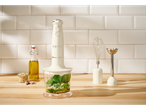 Blender de mână SILVERCREST® cu accesorii, pregătind pesto.