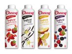 Fire Cheasy yoghurt varianter: jordbær & rabarber, vanilje, mango & banan, og skovbær.