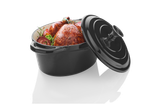 Frango assado em uma elegante panela preta.