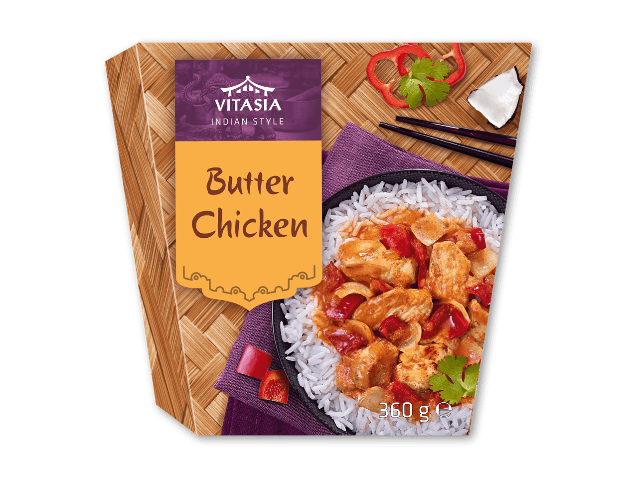 Pakke med indisk butter chicken og ris, pyntet med peberfrugt og koriander.
