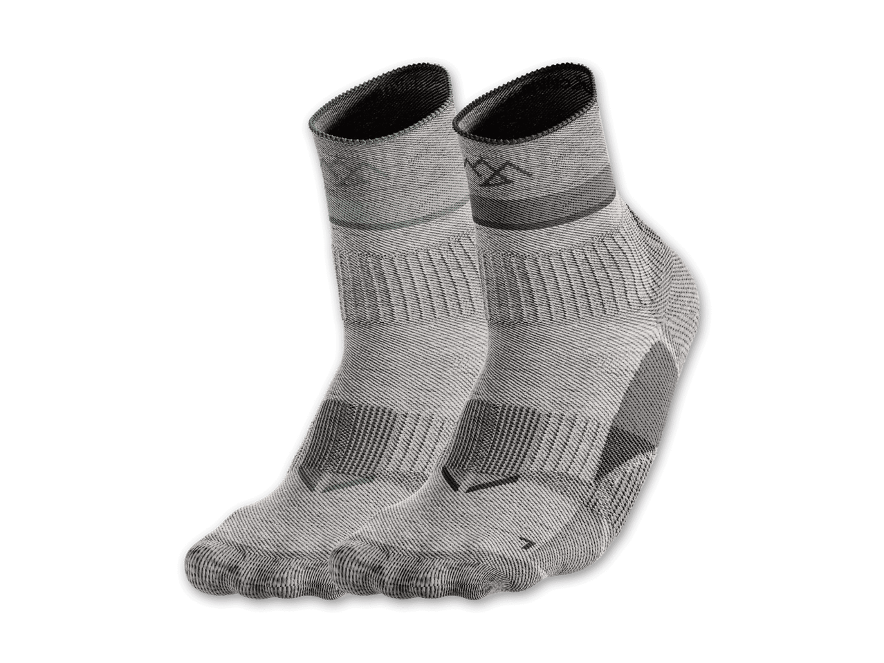 Ein Paar graue Socken mit einem Berglogo auf schwarzem Hintergrund.