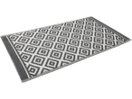 Pravougaoni tepih sa geometrijskim dijamantskim uzorkom u sivoj i beloj boji.