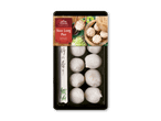 Pakke med kinesiske dampede dumplings med kød, serveret med spisepinde og grøntsager.