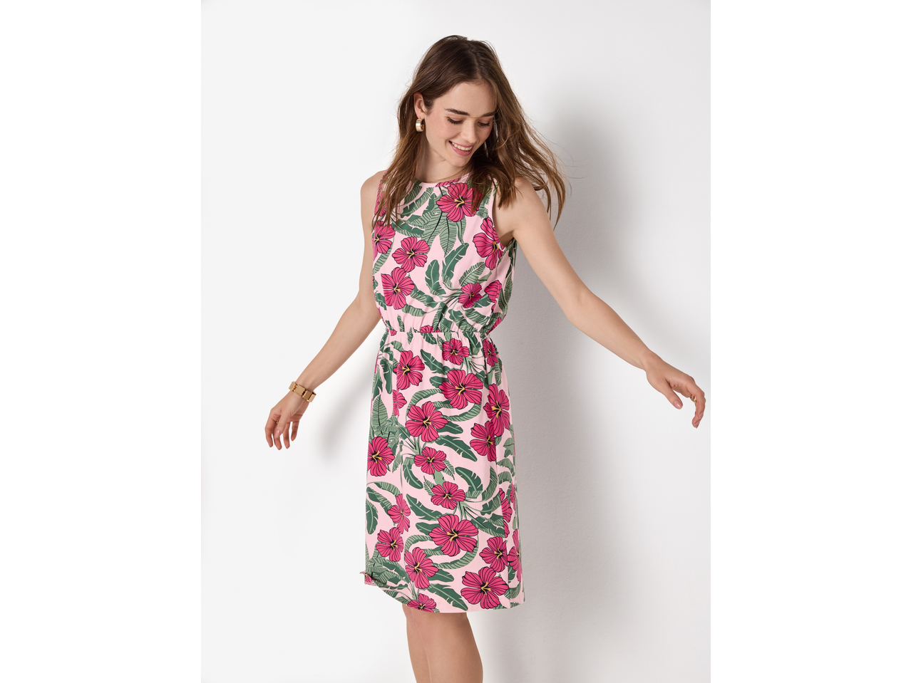 Rochie ESMARA roz cu imprimeu floral și frunze verzi, cu talie elastică.