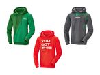 Tre hættetrøjer: en grøn, en rød med teksten 'YOU GOT THIS!' og en grå med et boremaskine-design.