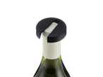 Saca-rolhas elétrico SILVERCREST com tampa preta numa garrafa de vinho