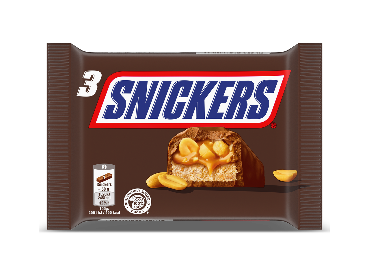 Een bruine verpakking met drie chocoladerepen, waarvan één opengesneden met pinda's en karamel.