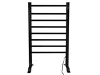 Fekete, szabadon álló elektromos törölközőszárító radiátor időzítő funkcióval.