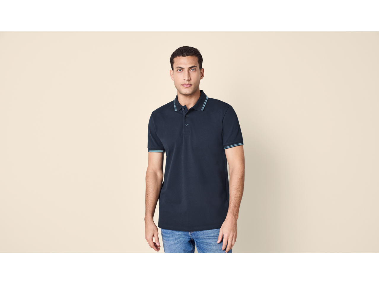 Polo azul-marinho ESMARA MEN com gola e riscas azuis claras nas mangas e na gola.