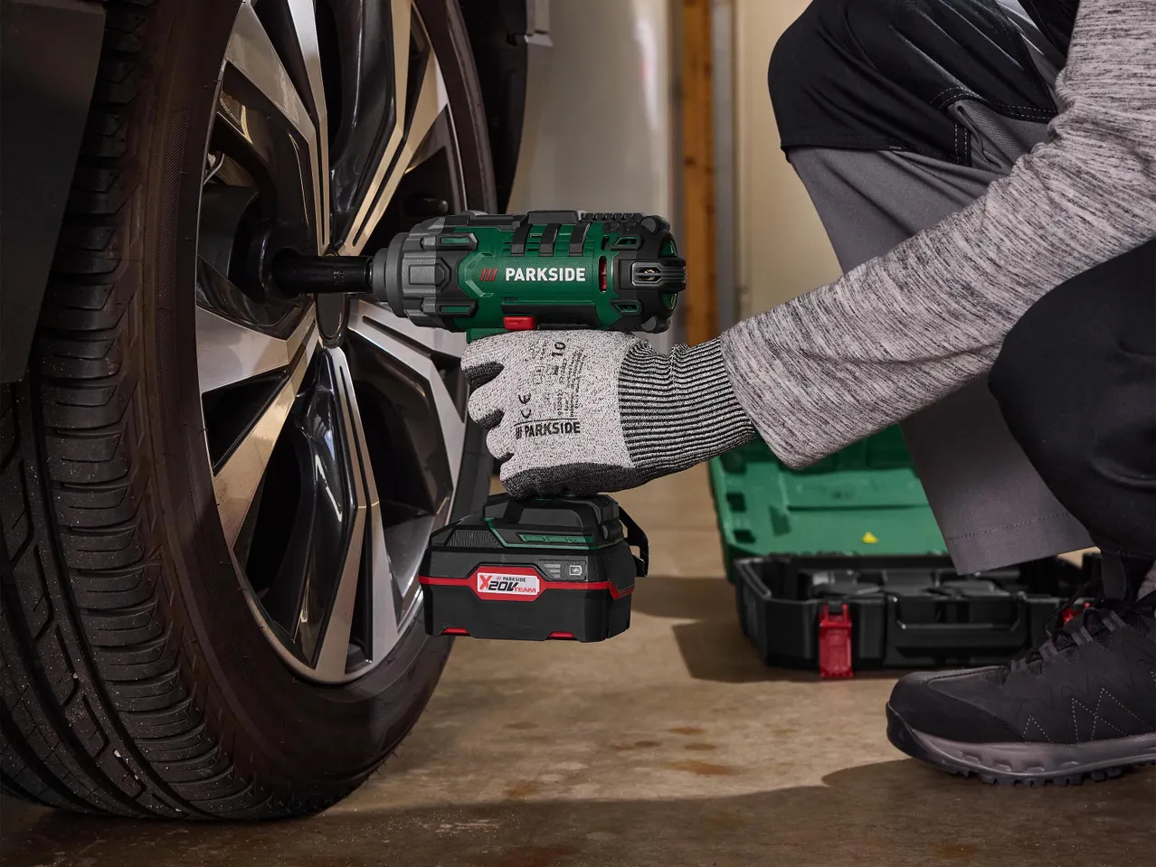 Parkside akkumulátoros ütvecsavarozó kerékcseréhez, X 20 V Team akkumulátorral.