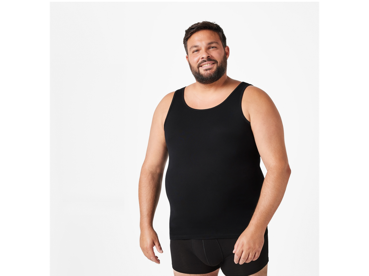 Mees mustas tank-topis ja bokserites.