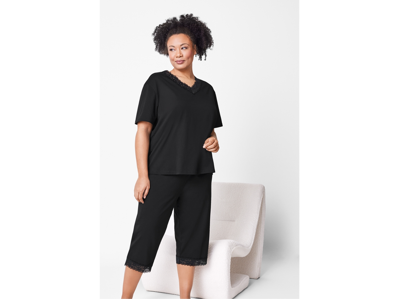 Crni kratki pidžama komplet sa čipkastim detaljima.