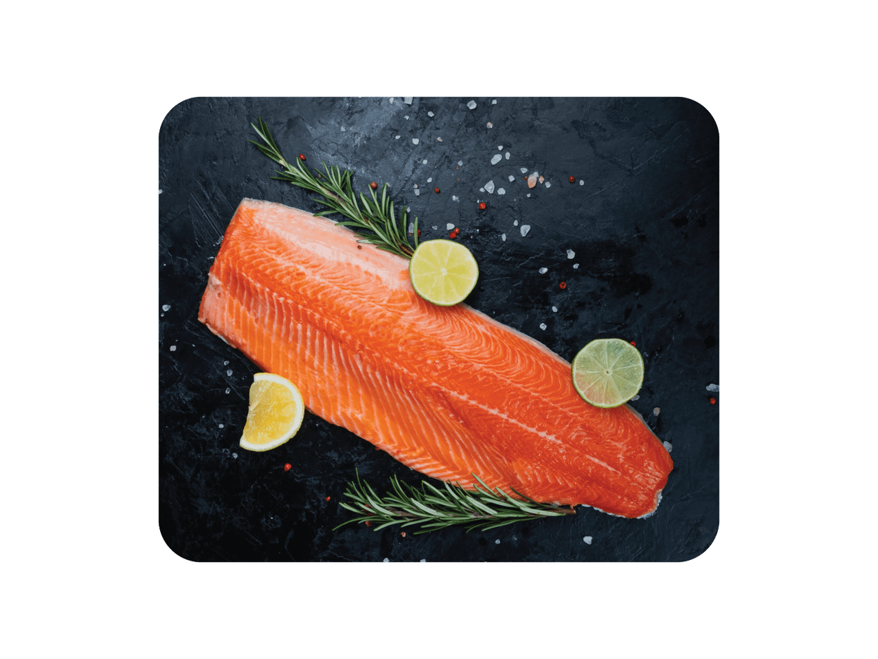 Šviežia lašišos filė su rozmarinais, citrina ir laimu ant tamsaus paviršiaus.