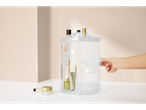 Organizador de cosméticos giratório transparente com vários produtos de beleza.