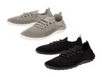 To par strikkede sneakers, et par i grå og et par i sort.