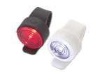 Zwei Fahrradlichter, eines rot und eines weiß, auf schwarzem Hintergrund.