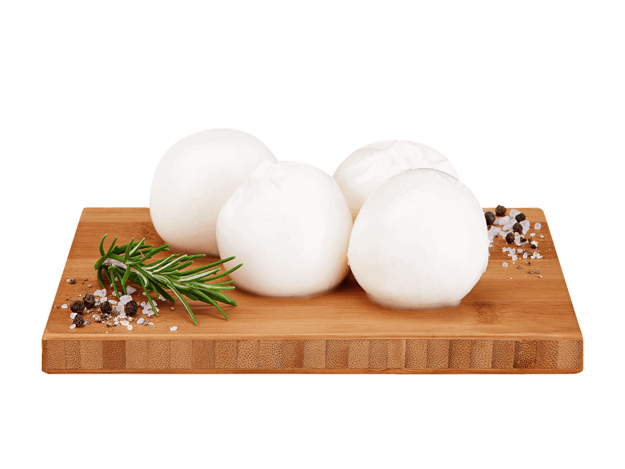 Vier Kugeln frischer Mozzarella auf einem Holzbrett mit Rosmarin, Salz und Pfeffer.