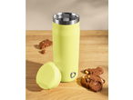 Garrafa térmica verde lima com tampa ao lado e biscoitos de chocolate numa mesa de madeira.
