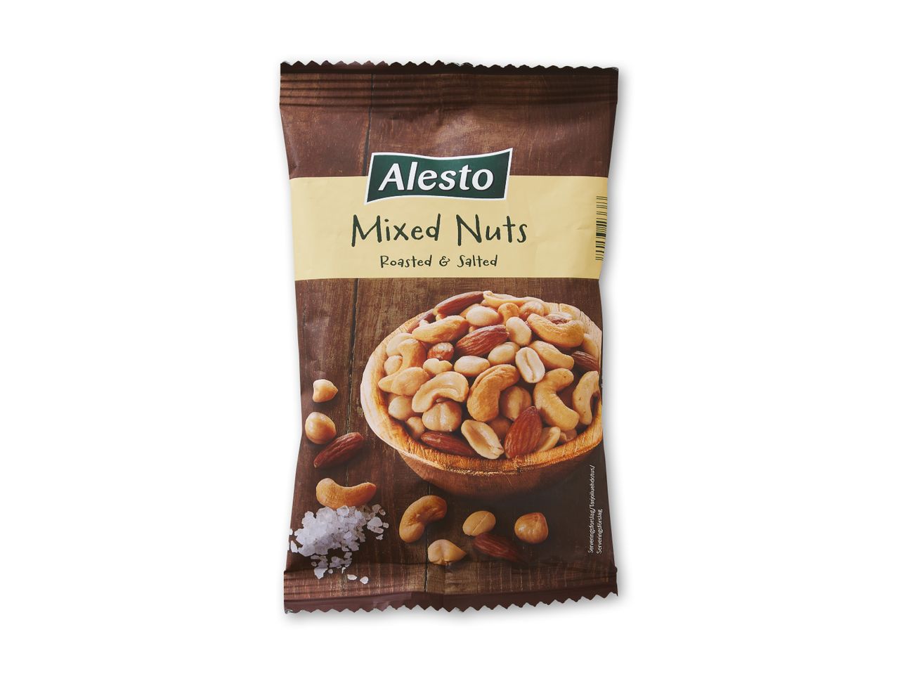 En pose med saltede og ristede blandede nødder, herunder cashewnødder, mandler og jordnødder.