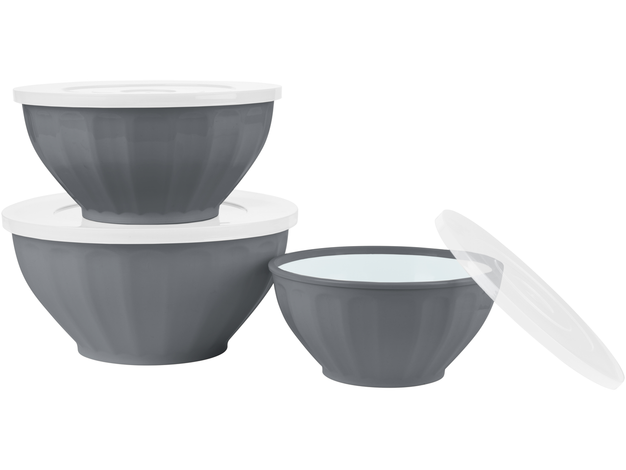 Trīs pelēkas maisīšanas bļodas ar baltiem vākiem, viena atvērta ar šķidrumu.