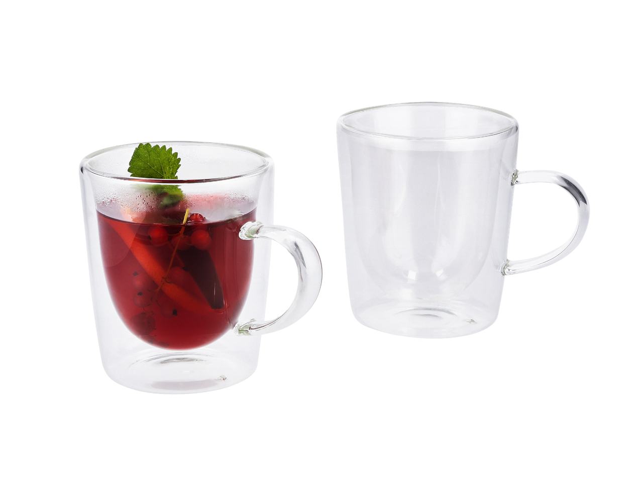 Две стъклени чаши с двойни стени, едната пълна с червена напитка и мента.