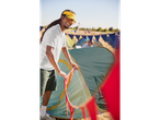 Bărbat instalează corturi Crivit la un festival.