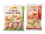 To pakker med 9 hvede baguetteboller, den ene med fuldkornsboller og den anden med lyse boller, begge klar til at bage.