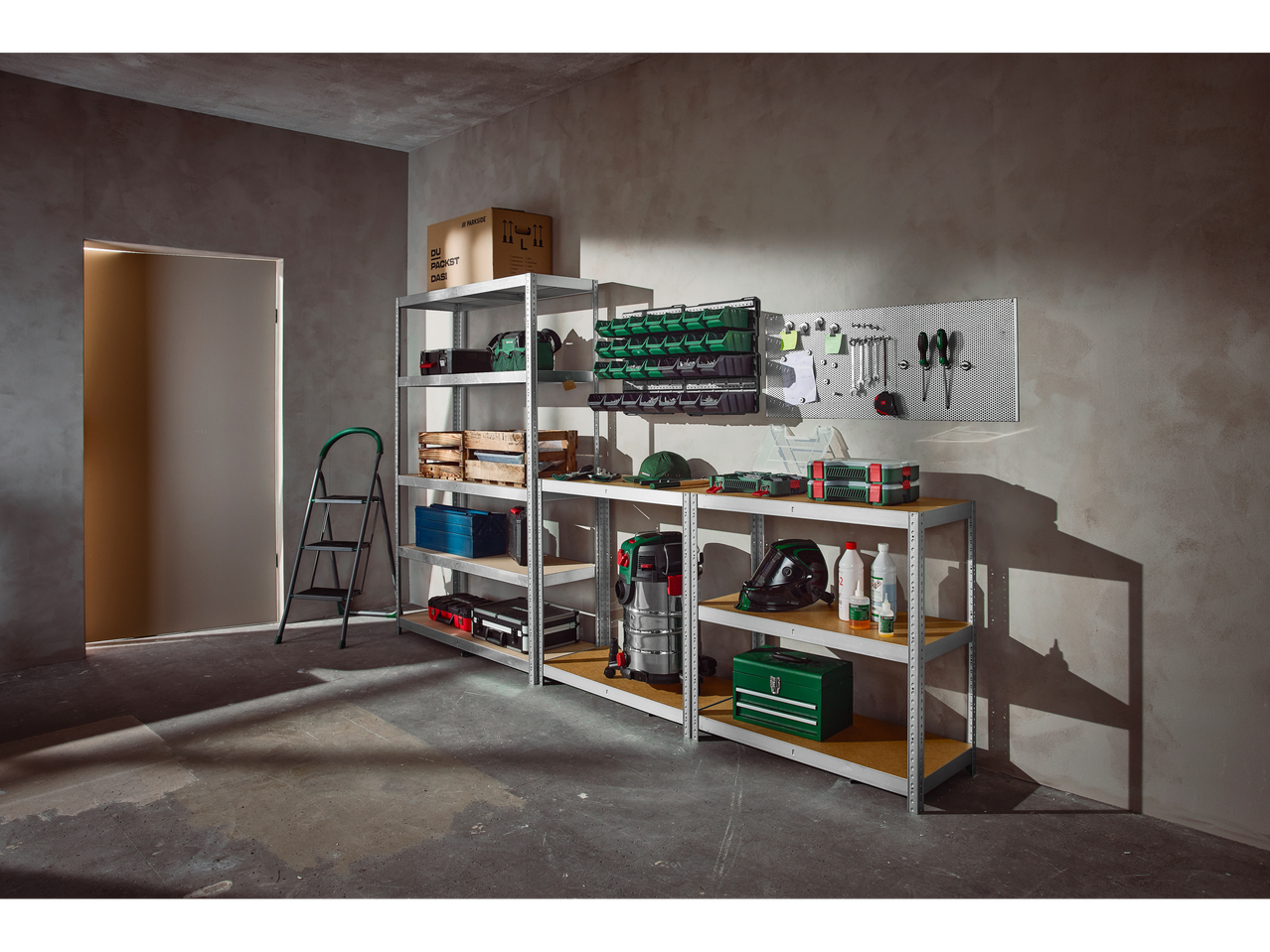 Parkside® teška polica za pohranu u garaži s alatom i priborom.