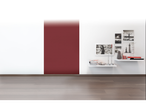 Sala com parede branca e papel de parede decorativo vermelho, prateleiras com decorações e fotos