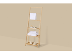 Escada de bambu para casa de banho com toalhas, acessórios e chinelos num fundo bege.
