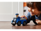 Enfant jouant avec la figurine et le véhicule PAW PATROL Chase sur le sol.