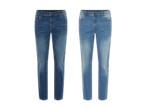 Zwei Jeanshosen, eine dunklere und eine hellere Waschung, werden auf schwarzem Hintergrund präsentiert.