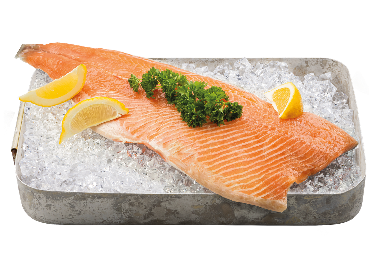 Laxfilé med citron och persilja på is i en metallbricka.