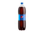 Plastična steklenica Pepsi s temno pijačo in modrim pokrovčkom na beli podlagi.