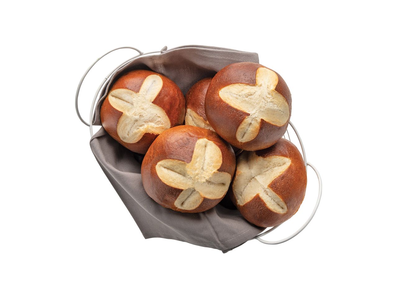 Πέντε ψωμάκια pretzel σε ένα καλάθι με γκρι ύφασμα.