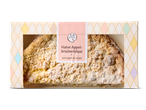 Halve appelkruimeltaart in een pastelkleurig doosje.